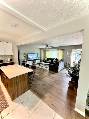 Η κουζίνα ή μικρή κουζίνα στο Siesta Beach Getaway - Minutes to Beach, Shops, Dining