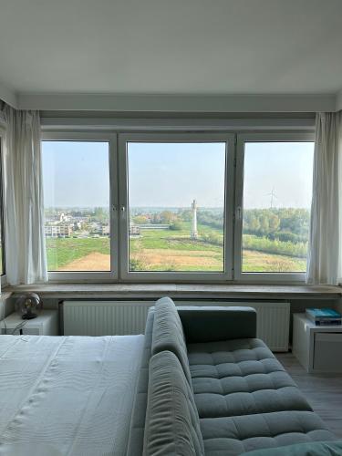 una camera da letto con un letto e una grande finestra di Studio Knokke-Heist a Knokke-Heist