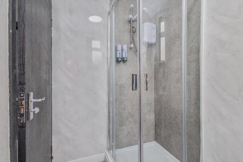Ένα μπάνιο στο Luxury 2BR Retreat Sheldon