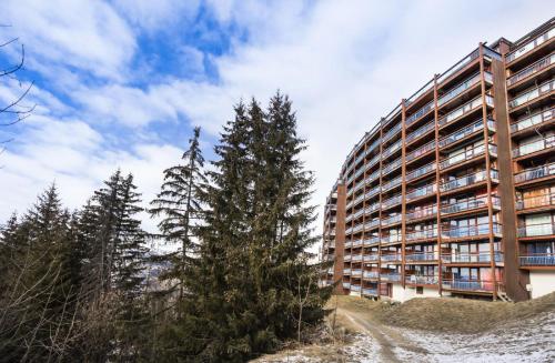 un edificio su una collina con alberi di fronte di Résidence Nova 1 - Appartement 2 pièces 6 personnes proche des pistes MAE-5604 a Arc 1800