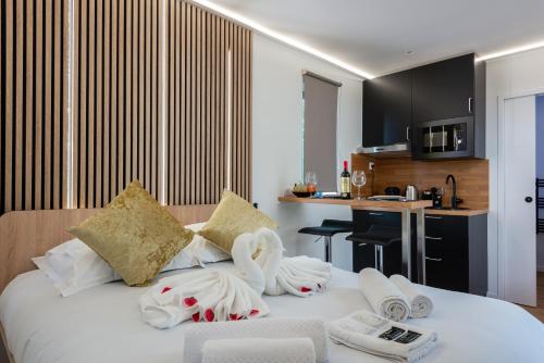 Ένα ή περισσότερα κρεβάτια σε δωμάτιο στο Cosy'N'Spa - Tinyhouse - Parking, Hypercentre,Gare