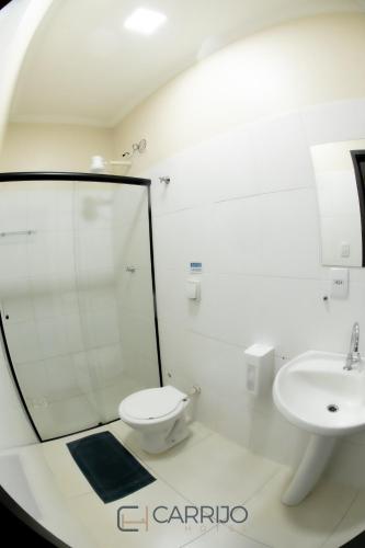 Bilik mandi di Carrijo Hotel