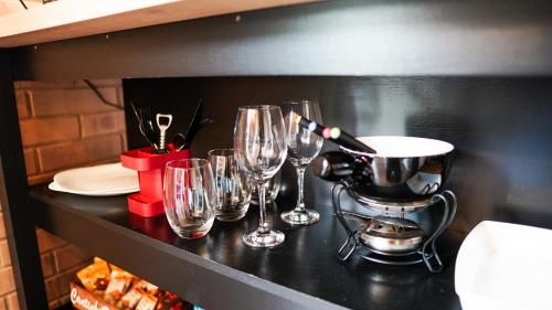 a group of wine glasses sitting on a counter at Chalé Mirante da Serra Sapucaí-Mirim in Sapucaí-Mirim