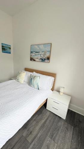 Una cama o camas en una habitación de Seaview apartment in Rothesay