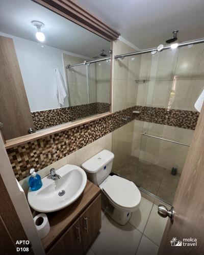 a bathroom with a toilet and a sink and a shower at Gran Alojamiento Familiar con 4 Piscinas y Jacuzzi - Para 13 personas - By Molca Travel in Armenia