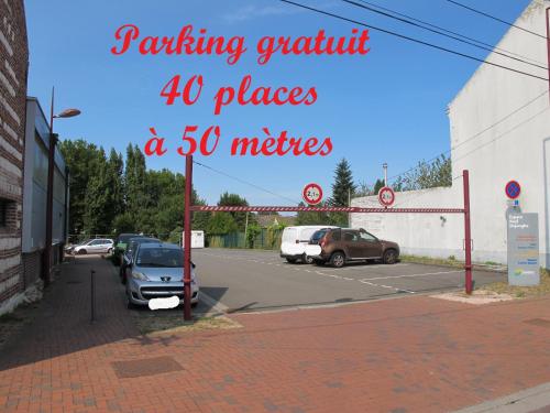 a street with cars parked in a parking lot at Loveroom, Les années 80 chez nounours in Templemars