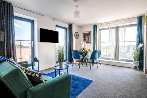 TV a/nebo společenská místnost v ubytování Cozy Flat near Heathrow - Balcony & Free Parking