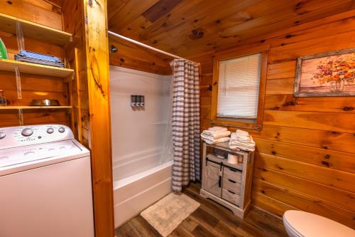 Ένα μπάνιο στο Rustic Mt Sterling Cabin1 Near Downtown Pets OK