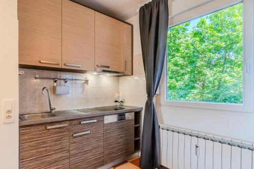 The Green Corner Apartment With Balcony - Happy Rentals