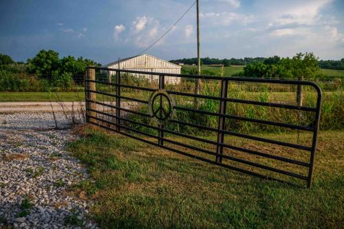 Φωτογραφία από το άλμπουμ του Rustic Mt Sterling Cabin1 Near Downtown Pets OK στο Μάουντ Στέρλινγκ