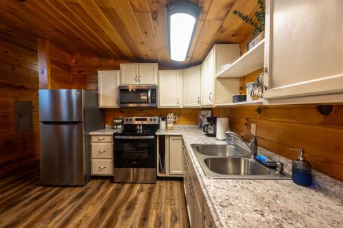 Η κουζίνα ή μικρή κουζίνα στο Rustic Mt Sterling Cabin1 Near Downtown Pets OK
