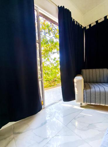 a living room with a couch and a window at Alojamientos La Martina in Colón