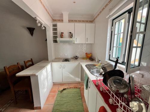 una cucina con un lavello e un piano di lavoro di Casa Pereiro a Monte de Jangeis de Cima