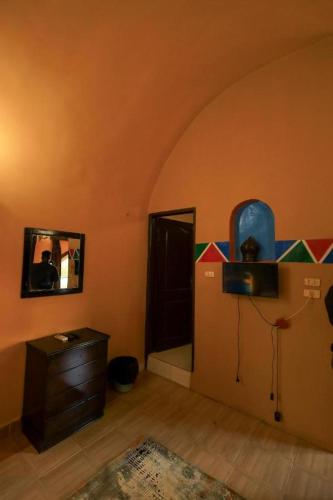 Cataract Nile View Roomsにあるテレビまたはエンターテインメントセンター