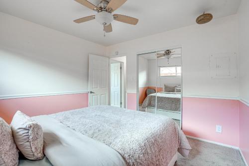 En eller flere senge i et værelse på Private Zen Garden and Fireplace Chic Hayward Oasis