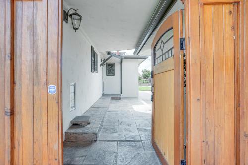 Et badeværelse på Private Zen Garden and Fireplace Chic Hayward Oasis