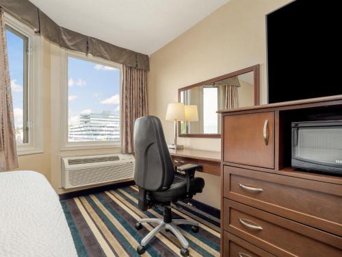 Televisyen dan/atau pusat hiburan di Holiday Inn Conference Centre Edmonton South by IHG