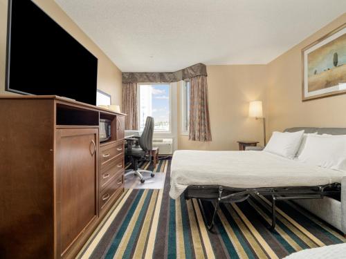 Katil atau katil-katil dalam bilik di Holiday Inn Conference Centre Edmonton South by IHG