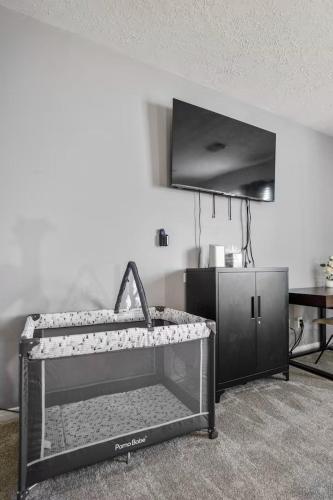 a bunk bed in a room with a tv at Tropical Escape Pool Jacuzzi Bar in Alvin TX in Alvin