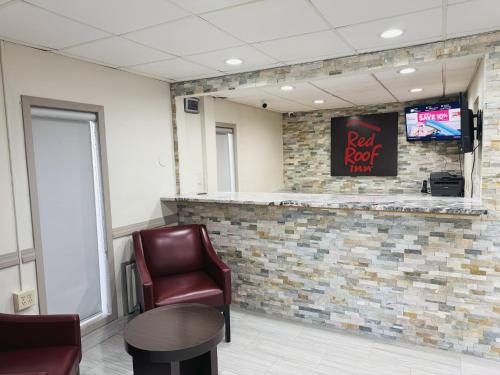 Una televisión o centro de entretenimiento en Red Roof Inn Ames