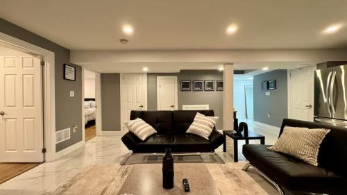 un salon avec un canapé en cuir noir et une chambre dans l'établissement Spacious and Luxurious 2BR Suite with Huge Windows, à Mississauga