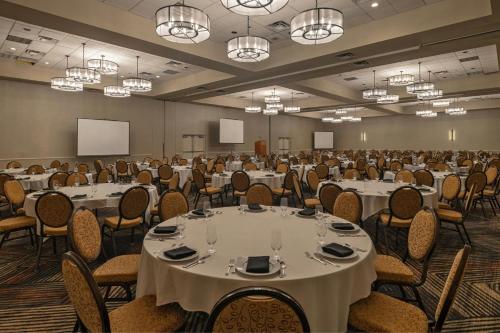 a large room with tables and chairs in it at Sheraton Albuquerque Airport Hotel in Albuquerque