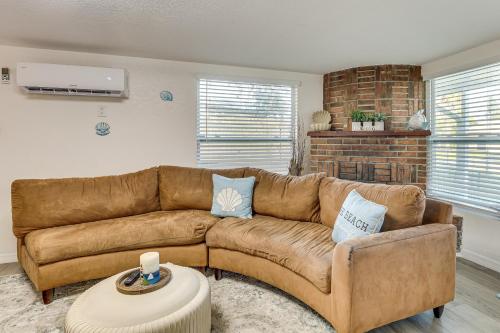 Χώρος καθιστικού στο 3 Mi to Apollo Beach Preserve Family Retreat!
