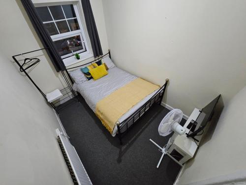 an overhead view of a bedroom with a bed and a window at Entire 2 Bedroom Apartment City Centre & Stadium in Cardiff