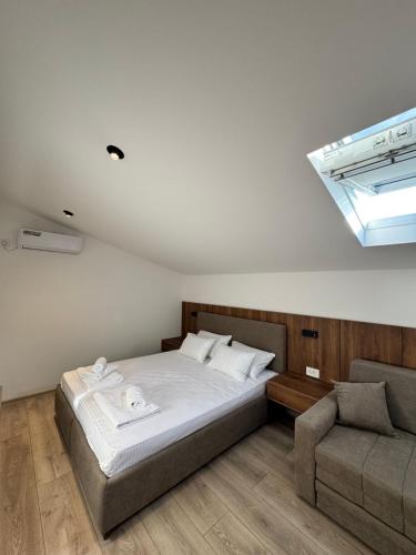 Postel nebo postele na pokoji v ubytování Apartments & Event Center Rudnik Sporta Vrdnik