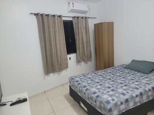 Postel nebo postele na pokoji v ubytování Quarto com banheiro