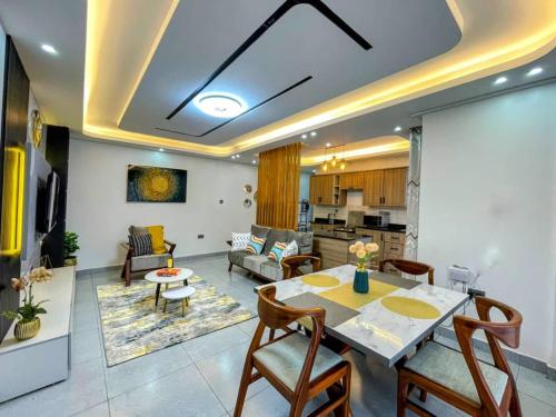 Fotografie z fotogalerie ubytování luxury 3 bedroom town view apartment with a pool v destinaci Kampala