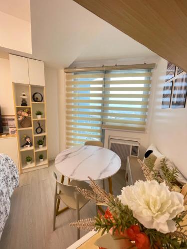 Χώρος καθιστικού στο Sweet Retreat Studio Azure North