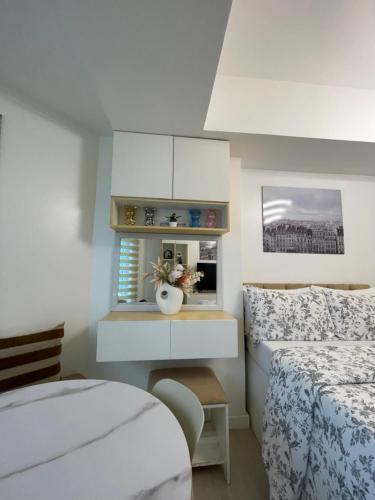 Ένα ή περισσότερα κρεβάτια σε δωμάτιο στο Sweet Retreat Studio Azure North