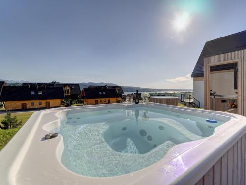a hot tub on the roof of a house at Apartament WIDOKÓWKA CZORSZTYN Lake & Snow KLUSZKOWCE in Kluszkowce