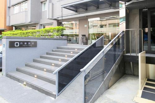 台北市にあるダンディ ホテル - ティアン ム ブランチの時計のある建物の前の階段