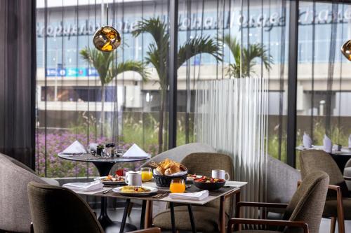 un restaurant avec une table avec de la nourriture dessus dans l'établissement Wyndham Grand Costa Del Sol Lima Airport, à Lima