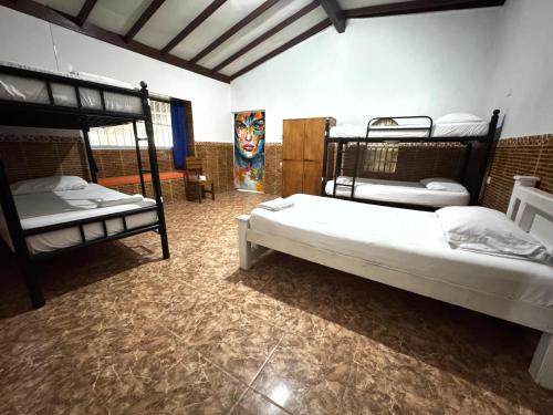 une chambre avec deux lits superposés dans une pièce dans l'établissement Hostal Luna Llena Getsemaní, à Carthagène des Indes
