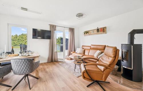 ein Wohnzimmer mit Couch und Kamin in der Unterkunft Thor in Tossenserdeich