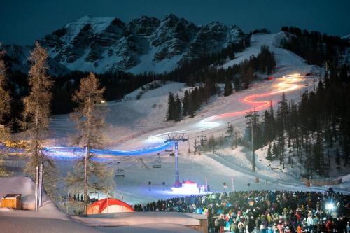 a crowd of people on a ski slope at night at Résidence Neige Et Soleil - RESIDENCE NEIGE ET SOLEIL MAE-0041 in Vars