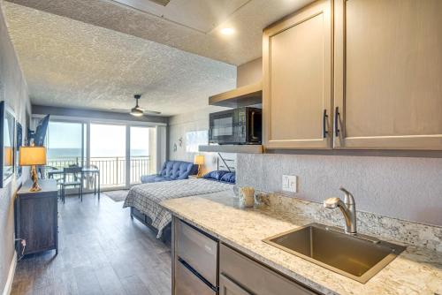 Giường trong phòng chung tại Oceanfront Gem - Walk to Daytona Beach Pier!