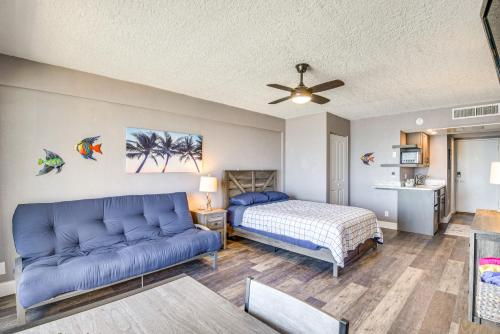 Giường trong phòng chung tại Oceanfront Gem - Walk to Daytona Beach Pier!