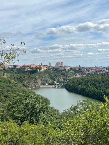 a view of a river with a city in the background at Vila Panorama 