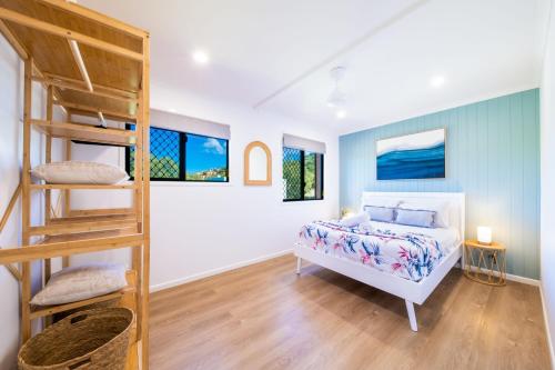 Ένα ή περισσότερα κρεβάτια σε δωμάτιο στο Warren's Place on Airlie