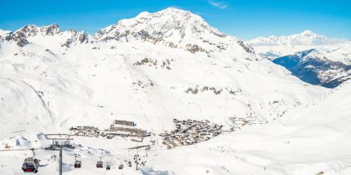 a ski resort in the snow with a mountain at Résidence Phoenix - 5 pièces 8 personnes PREMIUM 4 MAE-0851 in Tignes