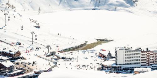 a group of people on a snow covered ski slope at Résidence Phoenix - 5 pièces 8 personnes PREMIUM 4 MAE-0851 in Tignes