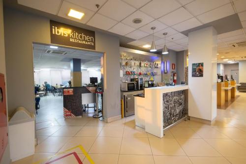 a lobby of a store with a sign that reads lions kitchen restaurant at ibis Contagem Ceasa in Contagem