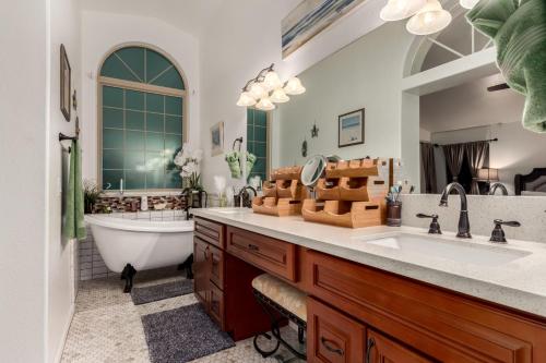 フェニックスにあるLux Quiet North Scottsdale Paradise houseの浴槽と洗面台とバスタブを備えたバスルーム