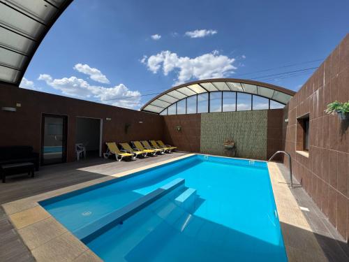 a swimming pool on the side of a building at Juízo Country Houses in Azevo