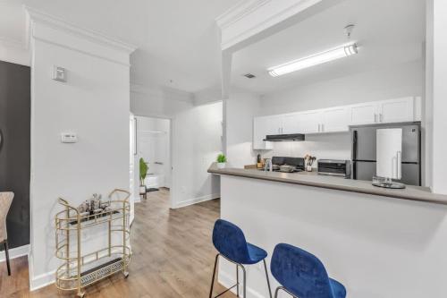 Kuchyň nebo kuchyňský kout v ubytování Upscale 1BR Suite Mins to Downtown Raleigh