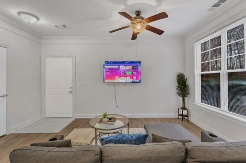 TV a/nebo společenská místnost v ubytování Upscale 1BR Suite Mins to Downtown Raleigh